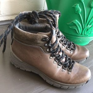 Clarks Leather Hiking Boots -EUC